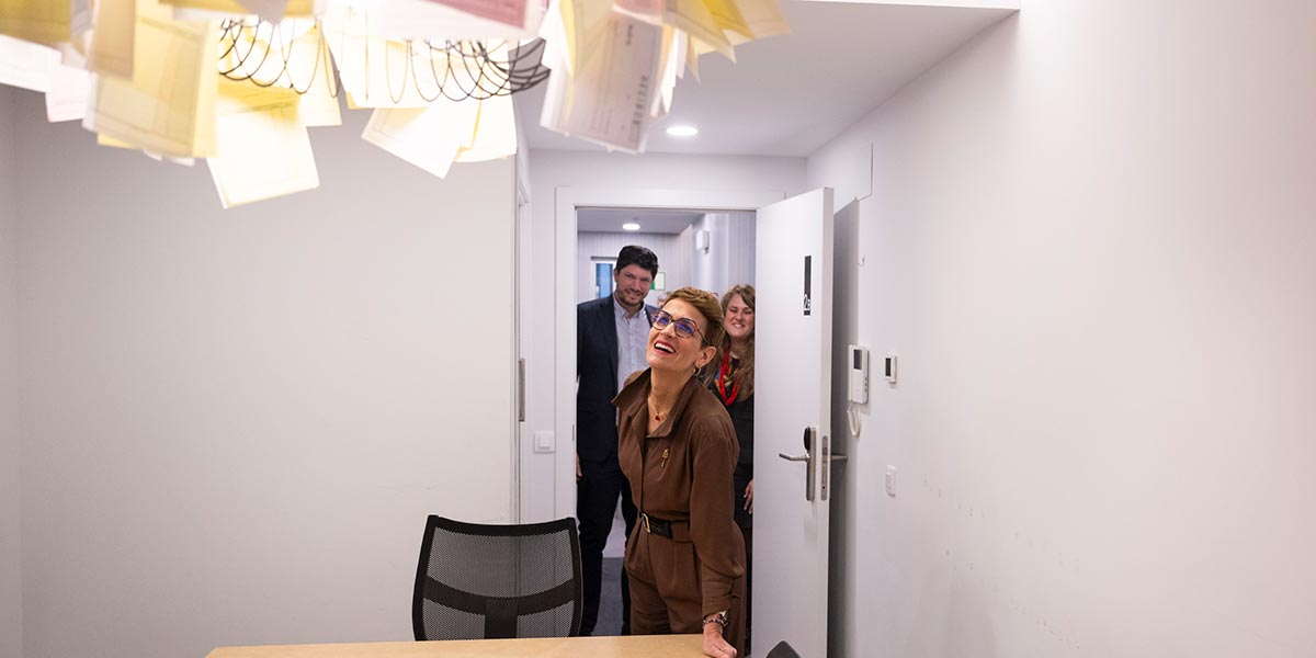 La Presidenta, en una de las salas de la sede de AJE