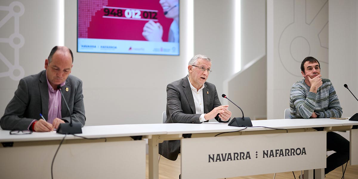 El alcalde de Fitero, Miguel Aguirre, el vicepresidente Félix Taberna y el alcalde de Los Arcos, Eduardo García de Galdiano, en la firma de los convenios de adhesión