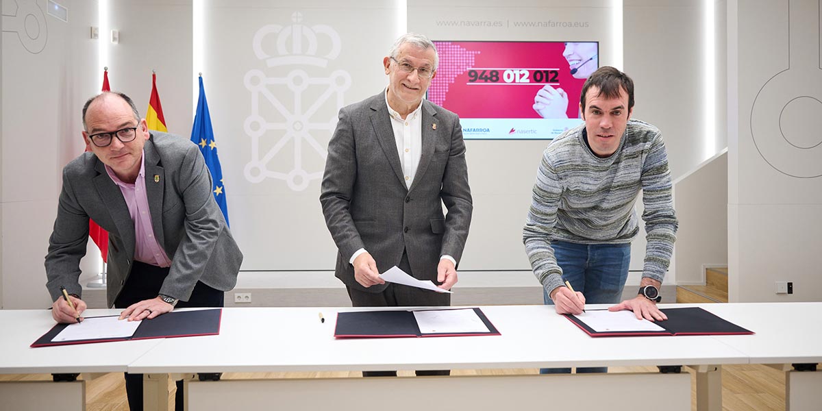 El alcalde de Fitero, Miguel Aguirre, el vicepresidente Félix Taberna y el alcalde de Los Arcos, Eduardo García de Galdiano, en la firma de los convenios de adhesión