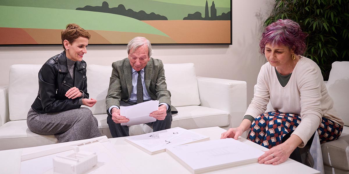 La Presidenta Chivite y la consejera Esnaola han mantenido un encuentro con Moneo previo a la reunión