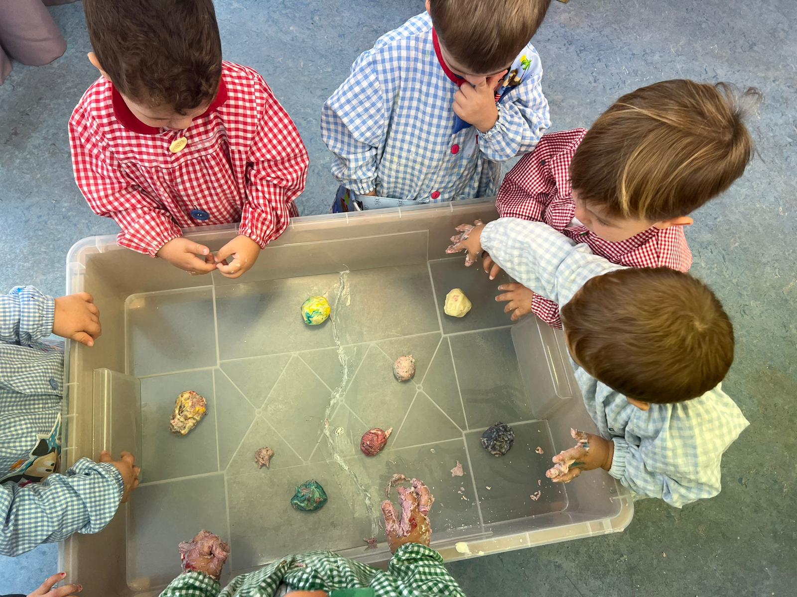 Alumnos con juegos educativos en Argia Ikastola.