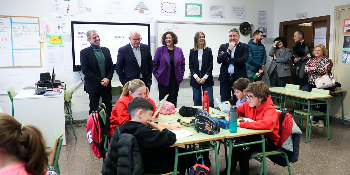 El consejero Gimeno ha visitado el colegio público de Ribaforada donde se lleva cabo este programa