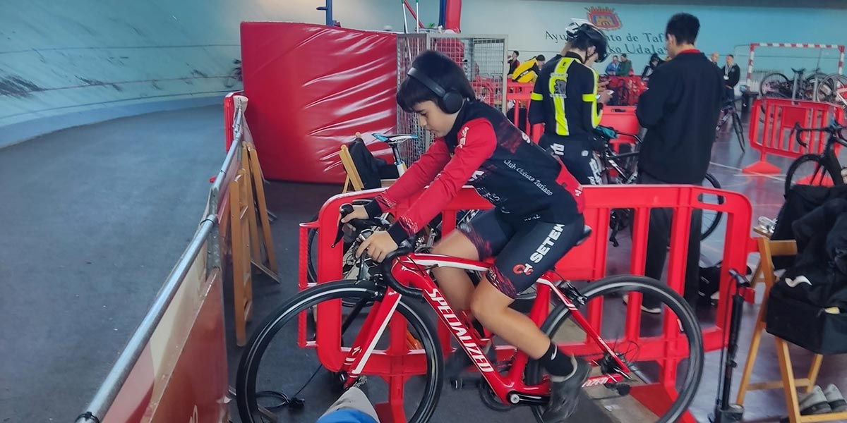 Lucas Sanz calentanto en el Velodromo de Tafalla