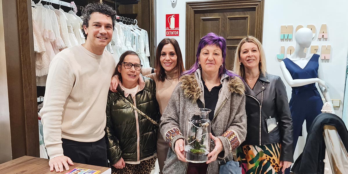 Anabel García Lasala, que ha estado al frente de la asociación los últimos 10 años, recibió un obsequio de parte de los asociados de TUCC