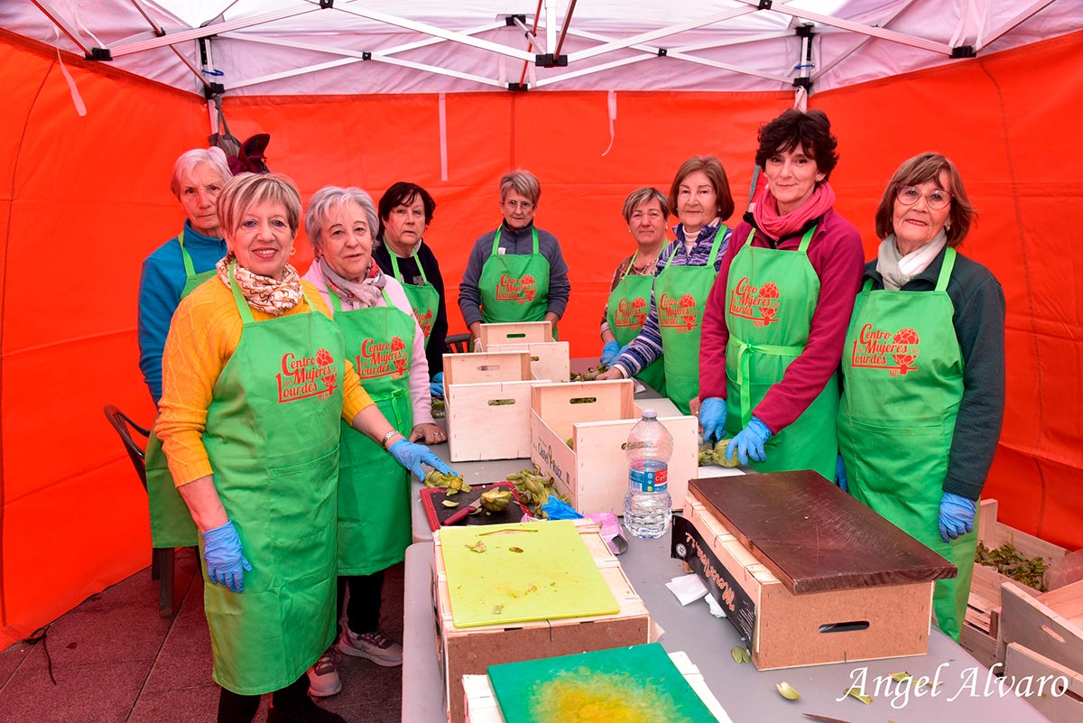 Asociación de Mujeres del Barrio de Lourdes elaborando el Mosaico de Verdudras en el quiosco de la Plaza Nueva