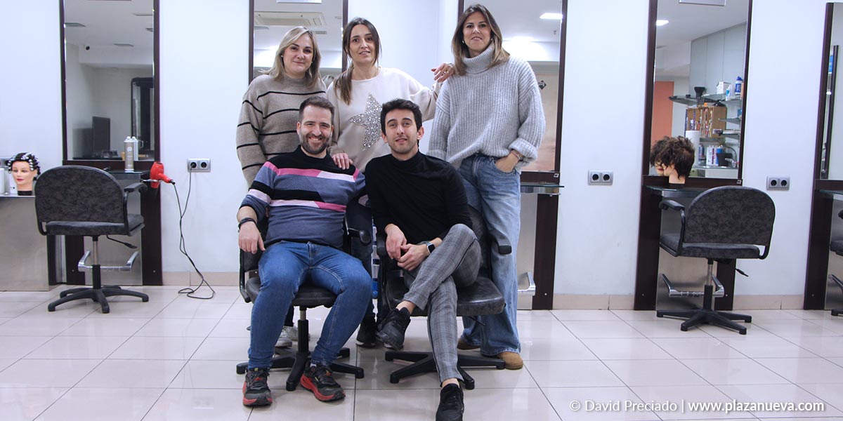 Javier Álava junto a su equipo de profesionales