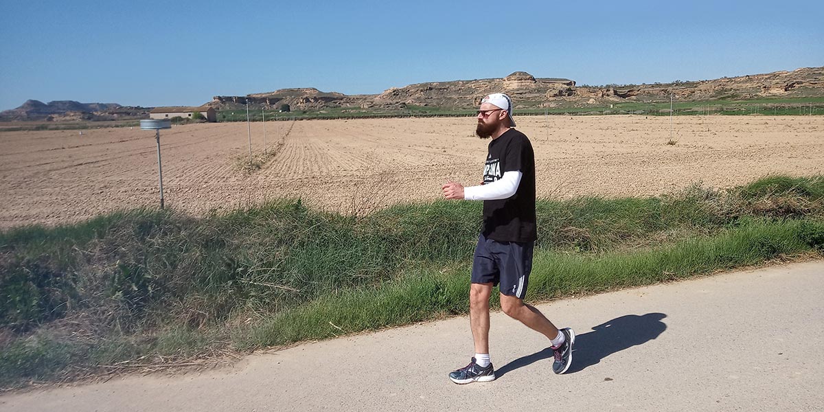 Gabe Abrahams durante su caminata de 1.000 millas por Aragón del año 2018
