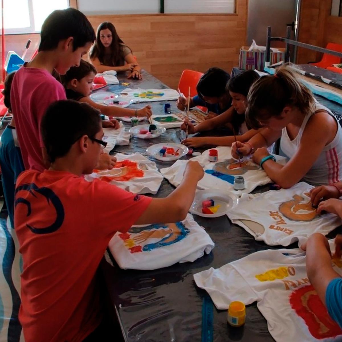 Niños participando en una actividad de manualidades