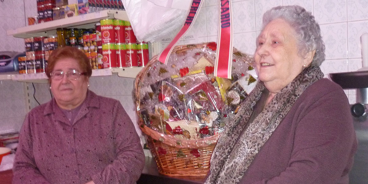 Carmen Redondo y Esperanza Marin en el 85 aniversario de la carniceria