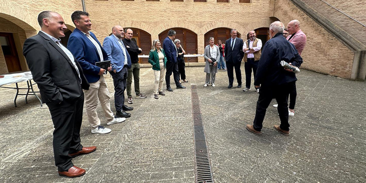 Algunos de los asistentes a este encuentro organizado por la Asociación Empresa Ribera (AER) y celebrado en el castillo de Marcilla