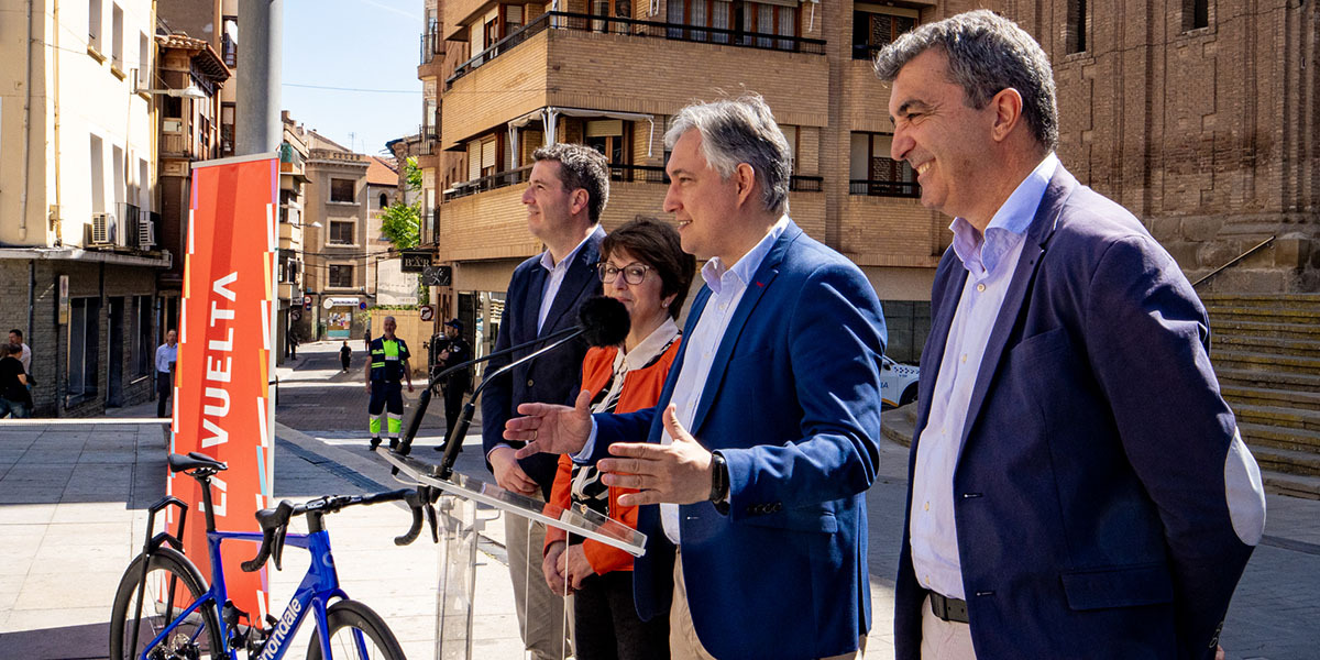 Presentación en Alfaro de la novena etapa de La Vuelta 2025 con autoridades y organizadores 3