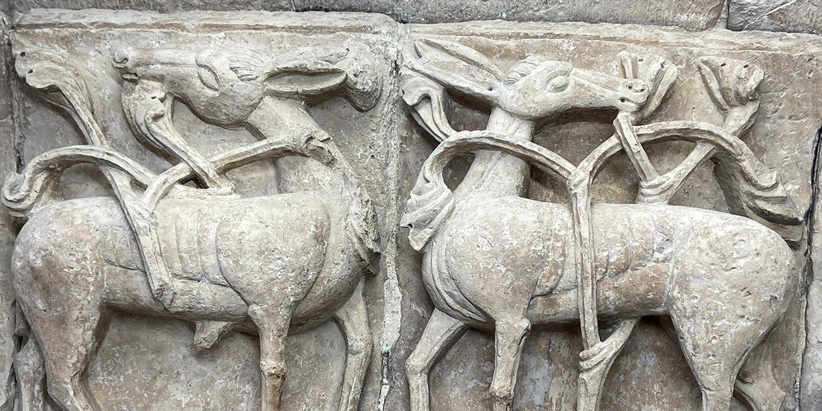 Primer plano de uno de los relieves restaurados de la portada del templo tudelano