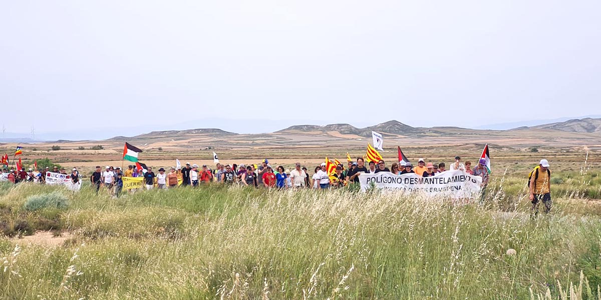 Unas 300 personas participaron en la XXXV Marcha Antipolígono en las Bardenas Reales