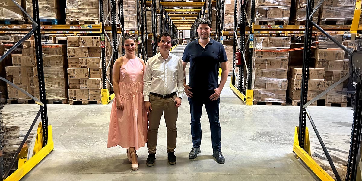 Mikel Irujo durante su recorrido por la planta de Jata