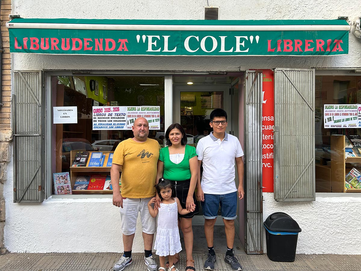 La librería El Cole de Tudela ahora está en manos de Sergio Iribarren Monente, Gloria Patricia Lagua Tubon y su hijo Wilmer Stalin Guaita Lagua