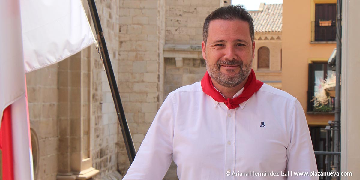 El alcalde Toquero ya luce el pañuelico de Santa Ana desde el balcón del Ayuntamiento