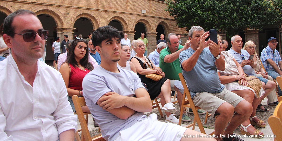 Asistentes a la presentación del cartel taurino de Tudela en el patio de Castel Ruiz