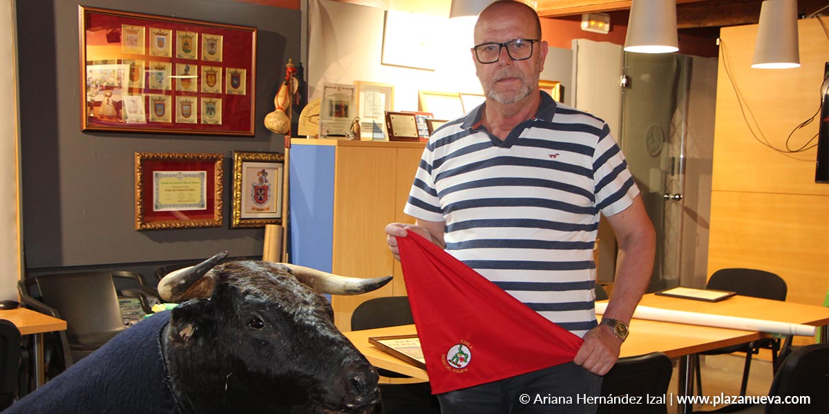 Celes Sebastián sosteniendo un pañuelo de fiestas con el logo de la Orden del Volatín bordado