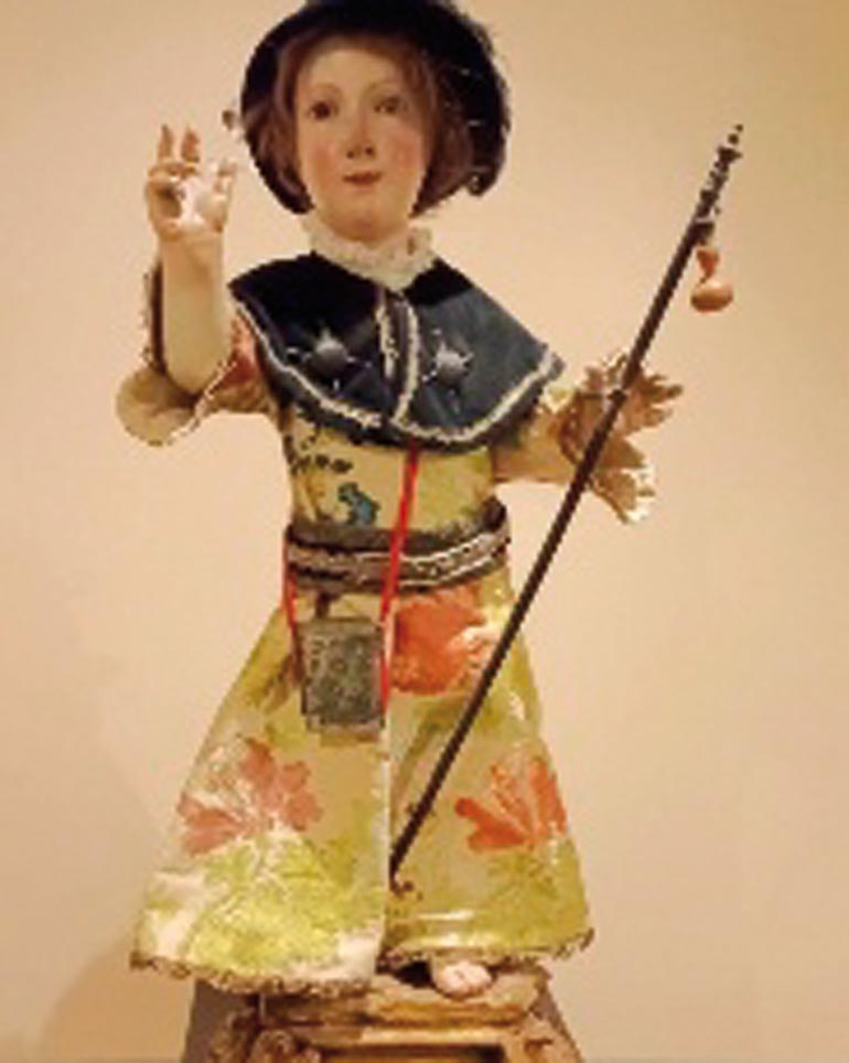 Talla del niño peregrino