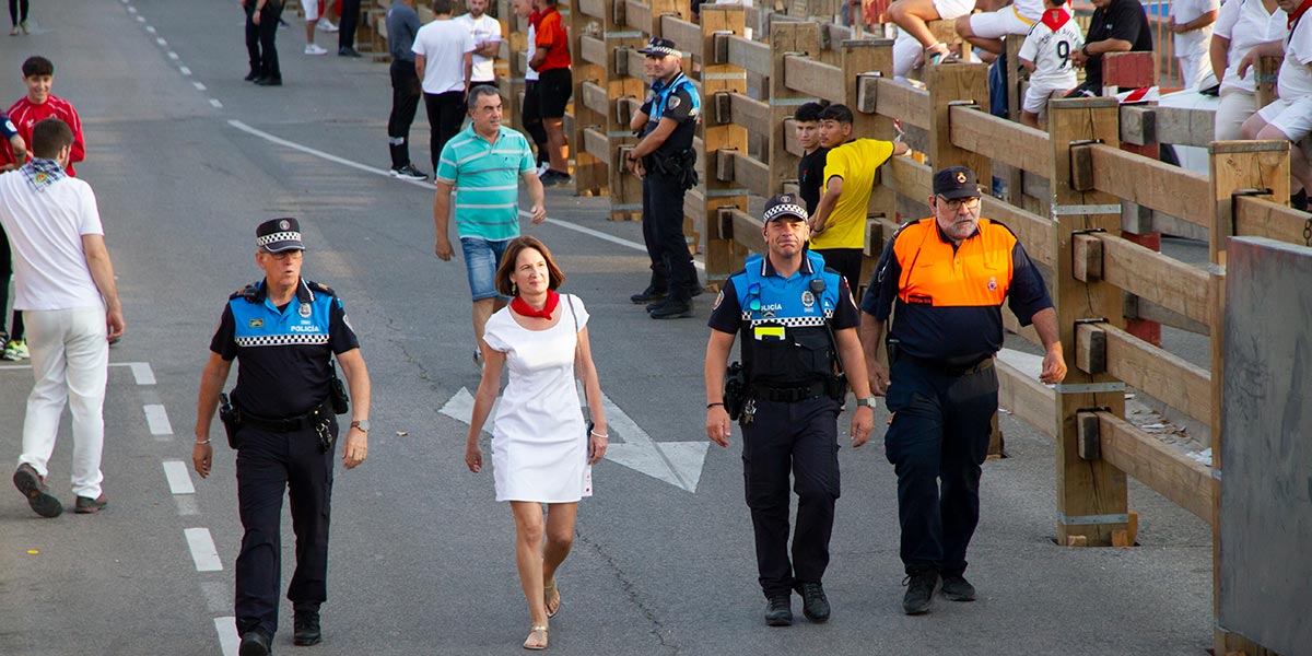 Miguel Ángel Conde García junto al dispositivo de seguridad durante el reconocimiento del recorrido del encierro