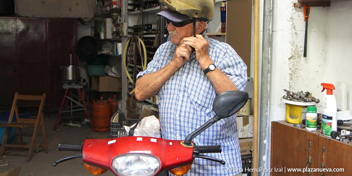 A sus 80 años Alfredo Ortega acude a su huerta en compañía de su fiel compañera, su ciclomotor