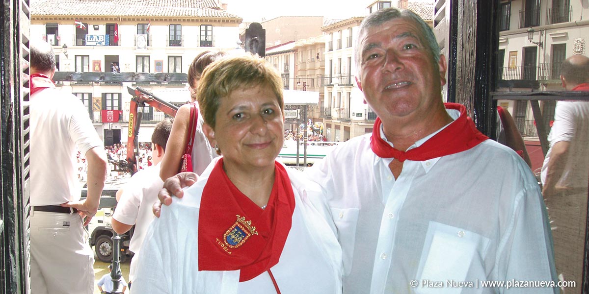 Vicente Aguado Hernández y su esposa Maribel Pérez Escala después de haber dado inicio a las fiestas de Santa Ana en 2004