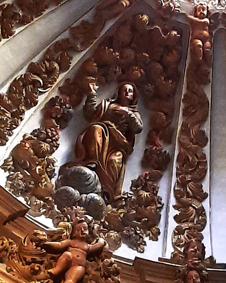 Relieve en la cúpula de la Capilla del Espíritu Santo con Santa Ana, San Joaquín, la Virgen María y San Juan Bautista