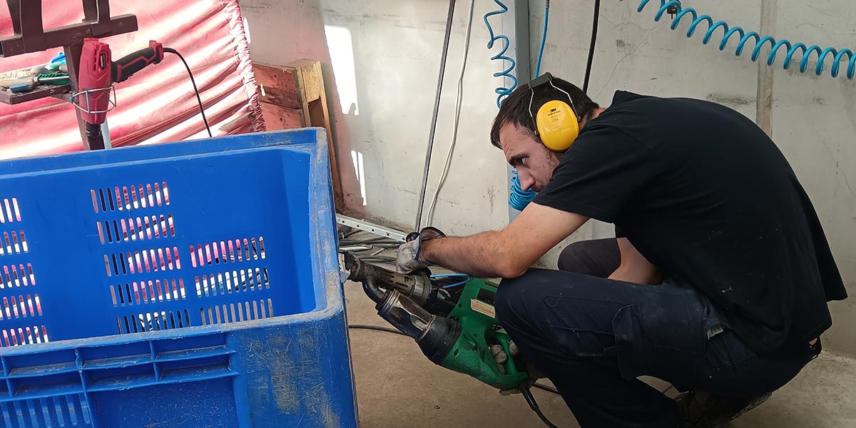 Operarios trabajando en el espacio (AMIMET) de reciclaje y reutilización de plásticos técnicos