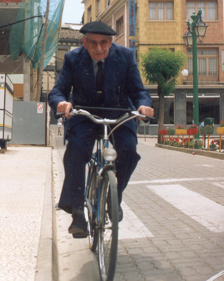Vidal Vicente Armendáriz dando un paseo en bicicleta en su Alfaro natal