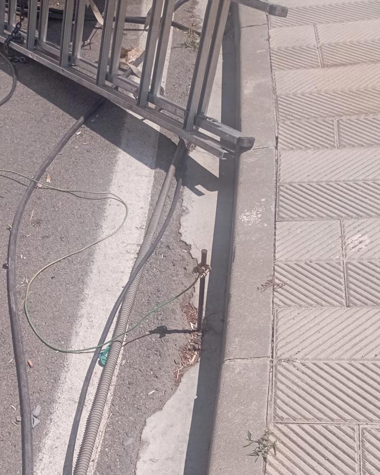 Picas de toma tierra clavadas en el asfalto 