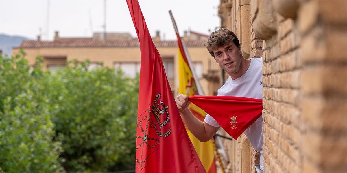 Ivan Serra en el Balcón del Ayuntamiento de Fitero