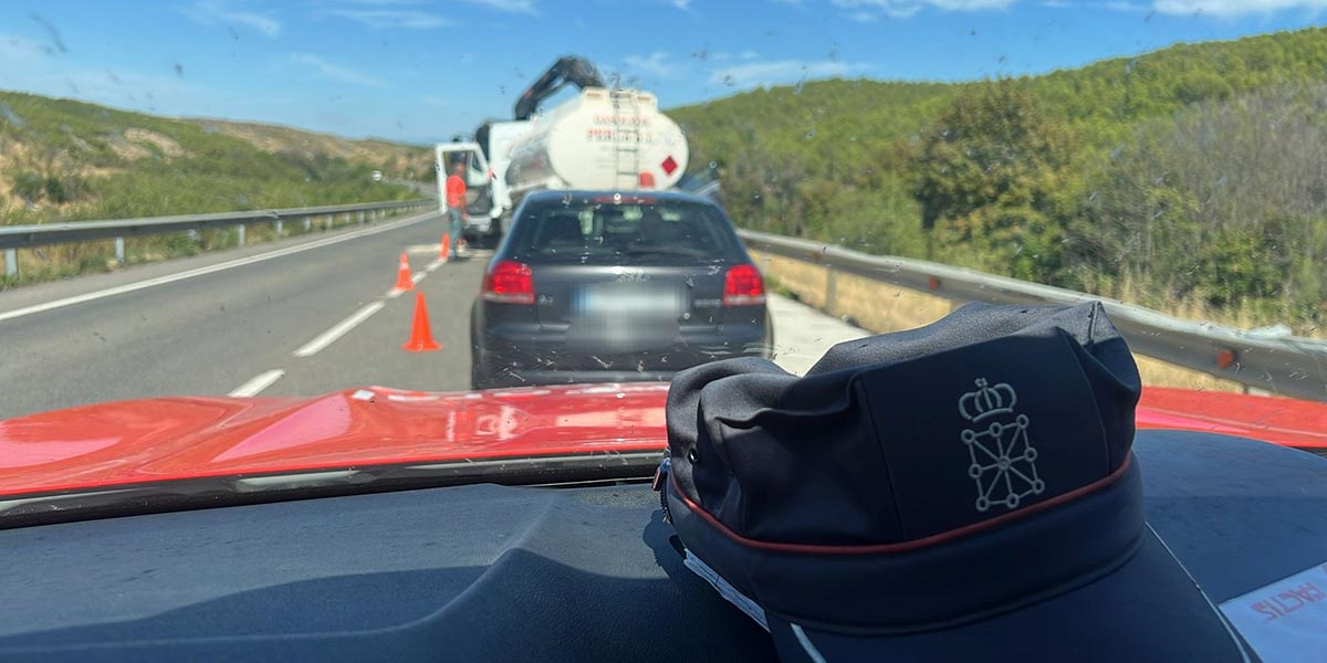 Agentes de la Policía Foral detectaron este vehículo cuyos ocupantes cambiaron de asiento tras detenerse en el lugar