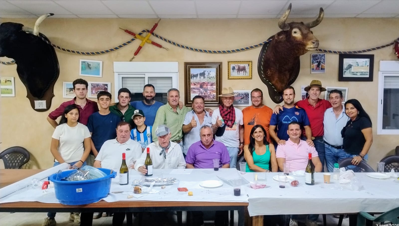 El torero Ortega Cano junto a los jóvenes que van a participar en la becerra del 9 de septiembre en Cintruénigo