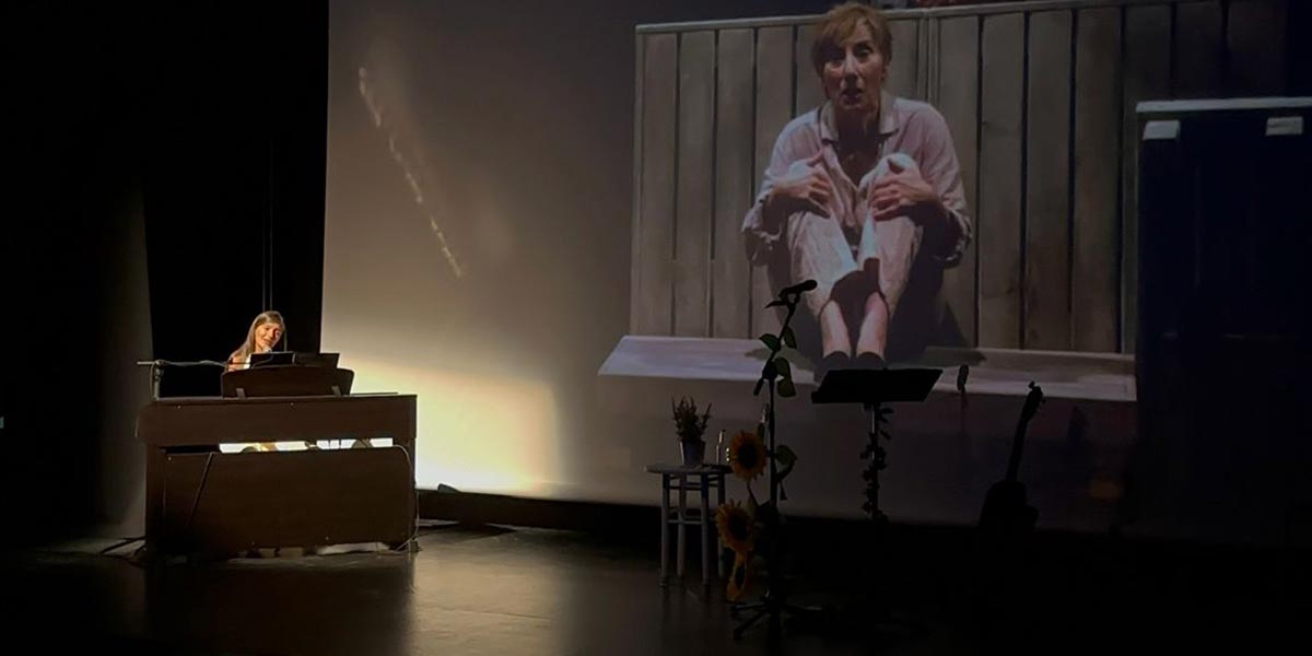 La presentación contó con la participación de la cantautora local SoniAMar 