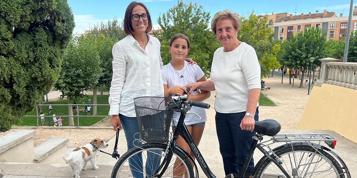 Teresa Lázaro Navascués, Premio Una Vida en Bici 2025, con su familia