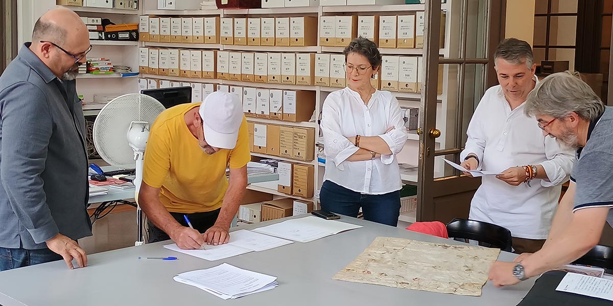 La entrega fue realizada por su propietario, Luis Guevara Hernández, junto con el Ayuntamiento de Zalduondo (Álava), institución que lo había custodiado hasta ahora