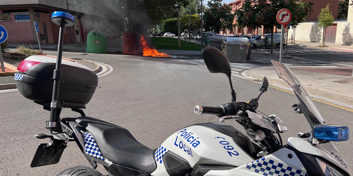 Cuatro contenedores de la Mancomunidad de Residuos Sólidos de la Ribera ardieron en la calle Amigos del País