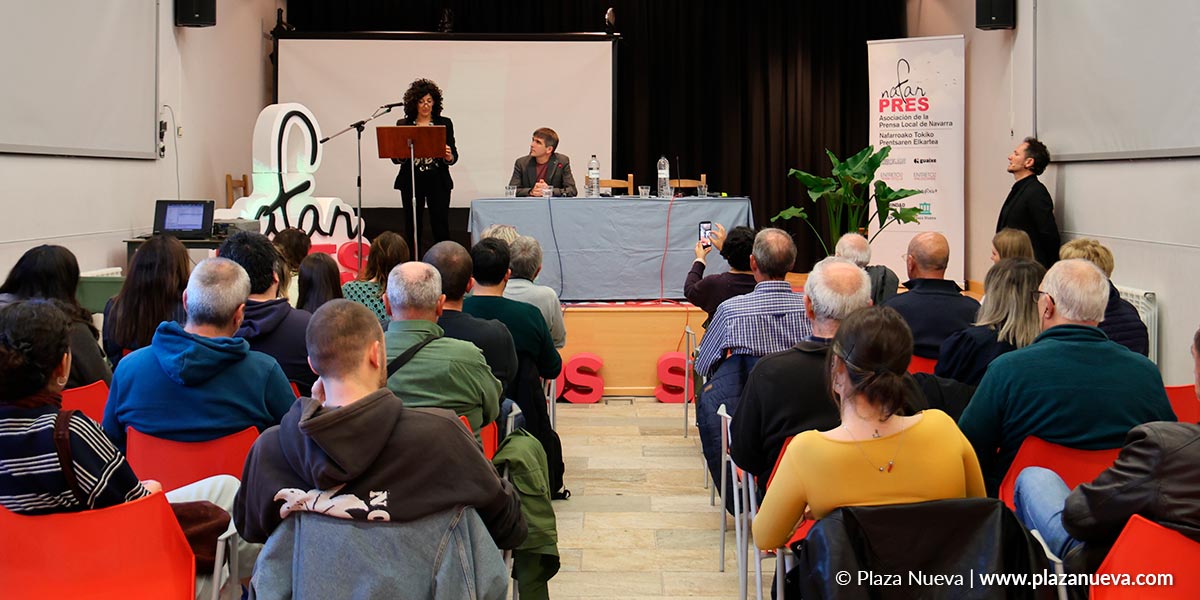 La presidenta de Nafarpres, Sandra Goldáraz, acompañada por el director de Euskarabidea, Javier Arakama