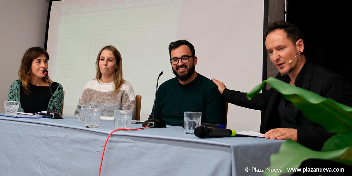 Idoia F. Napal, de Cederna Garalur; Saioa Martínez, de La Voz de la Merindad; y David Preciado, de Plaza Nueva participaron en un debate entorno a la prensa local moderado por Sergio de Andrés