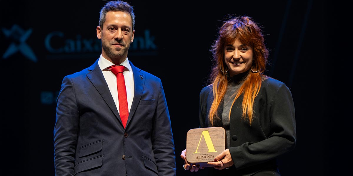 Eder Mena, de Eroski, entregó a Naiara Juanena, de Bodega Otazu, el X Premio Alimenta Navarra a la Sostenibilidad
