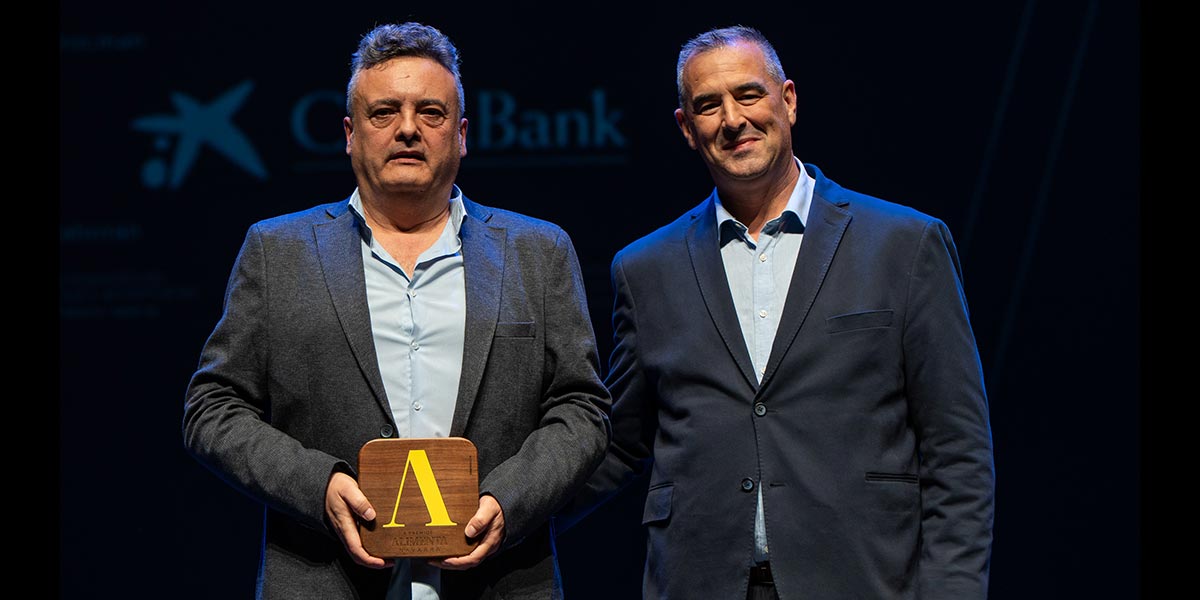 Pedro Ancizu, socio cofundador de Mula Autonomous Farming, X Premio Alimenta Navarra a la Innovación, y Rafael Loscos (AER)