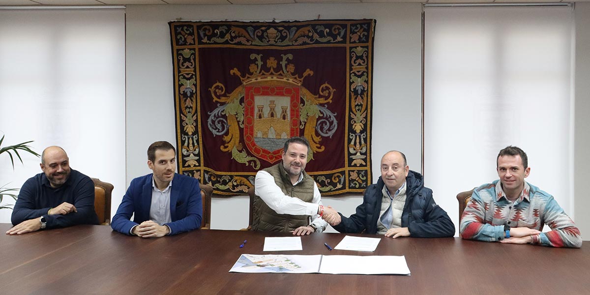Firma del convenio de colaboración para eliminar barreras arquitectónicas de la plaza Sancho VII El Fuerte entre el Ayuntamiento de Tudela y los copropietarios de los garajes
