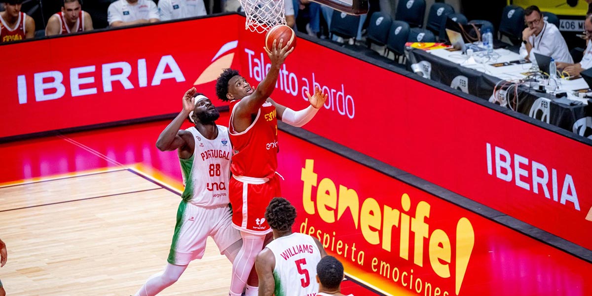 El tudelano Great Osobor lanza a canasta bajo el aro ante la presencia del jugador portugués de los Boston Celtics Neemias Queta