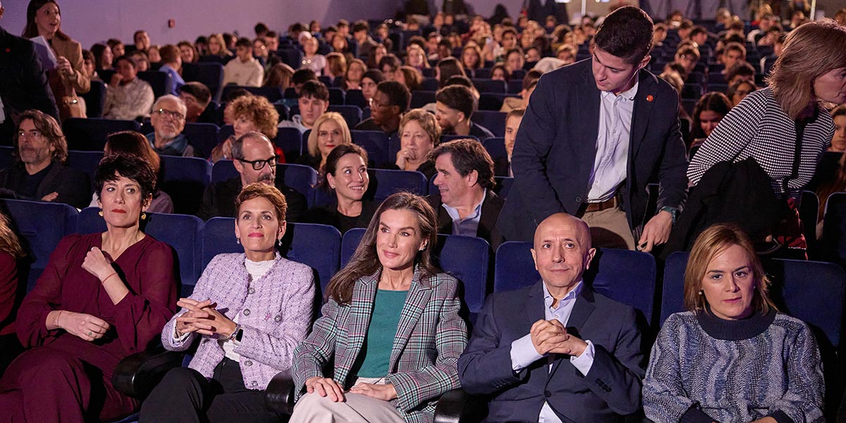La ministra Saiz; la Presidenta Chivite; la Reina Letizia; el organizador del festival Ópera Prima, Luis Alegre; y la delegada del Gobierno, Alicia Echeverría