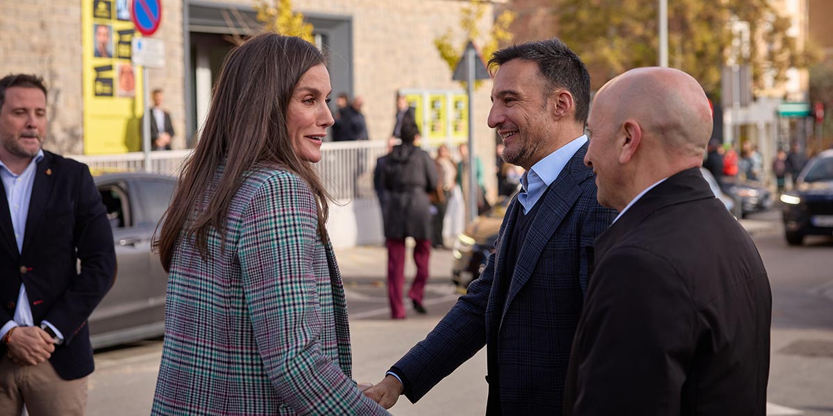 La Reina Letizia junto a Alejandro Amenábar, a la salida de la proyección