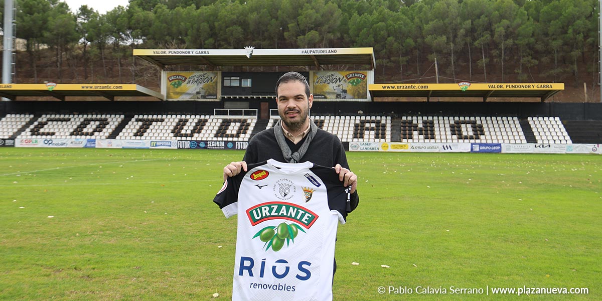 El presidente Ramón Lázaro con la elástica del CD Tudelano 