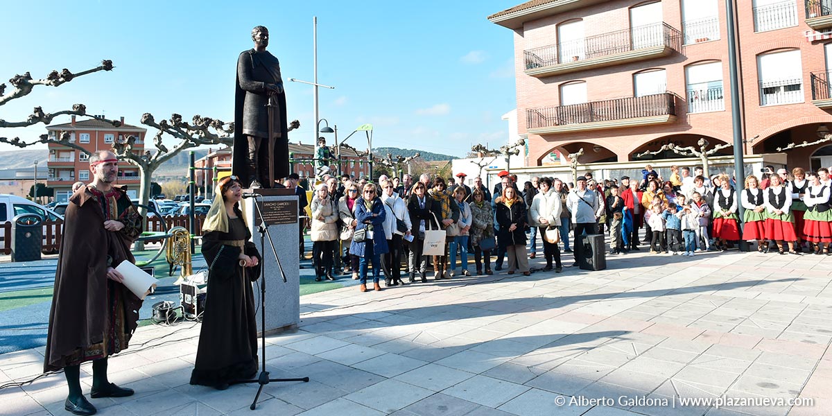 La escultura de Sancho Garcés I junto a los miembros del grupo del teatro Iluna y vecinos y vecinas de Andosilla