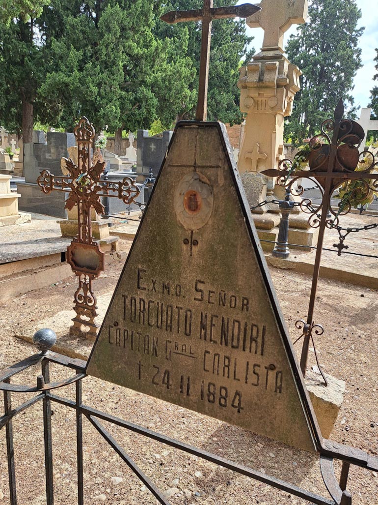 Detalle de la inscripción de la tumba de Torcuato Mendiri