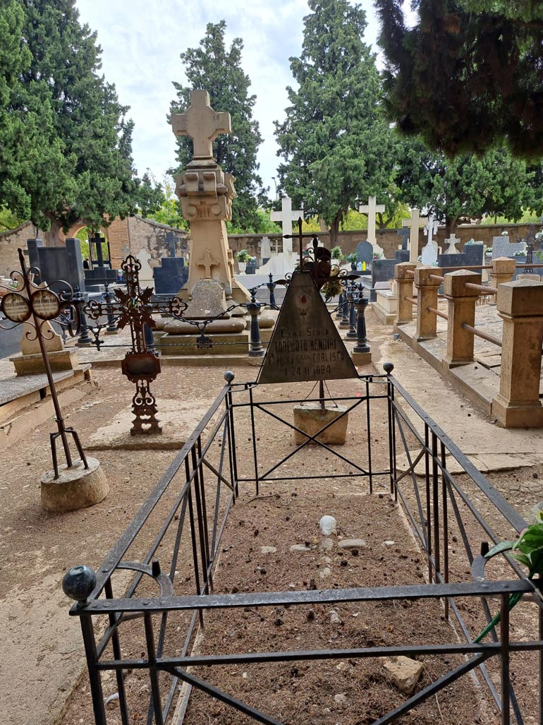 Tumba en el cementerio de Tudela del General Mendiri