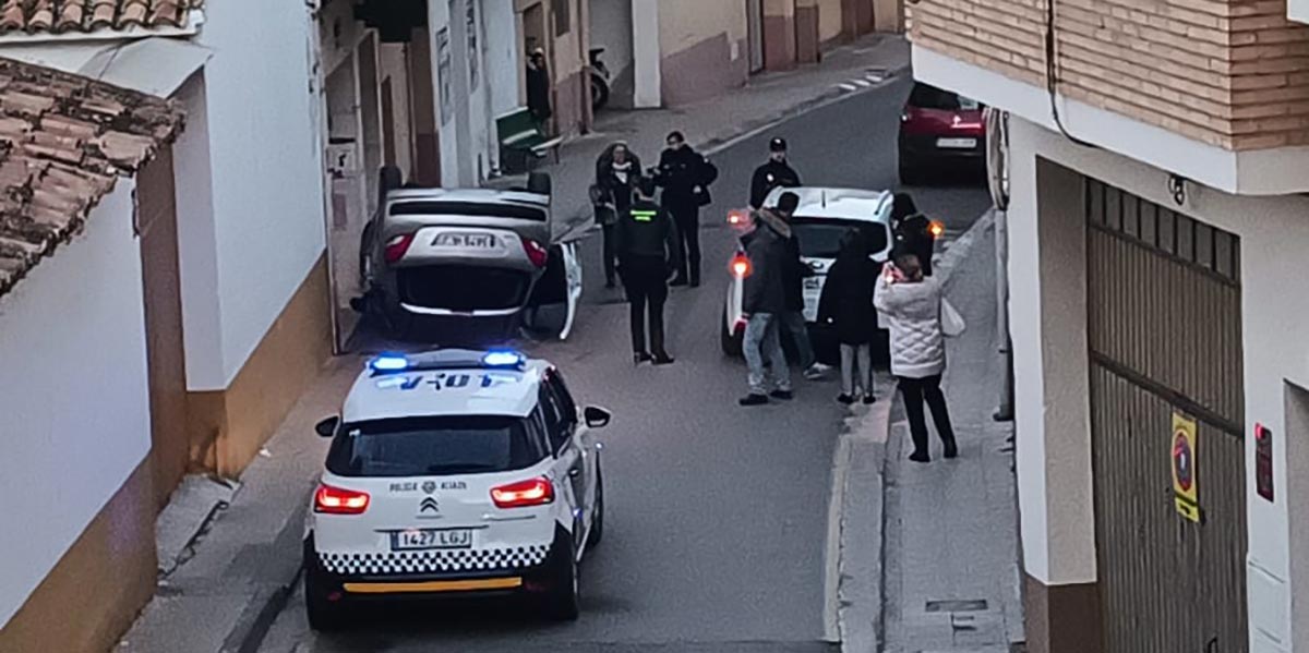Un coche apareció volcado boca arriba sobre la acera frente a una farmacia en la calle Trasmuro de Alfaro